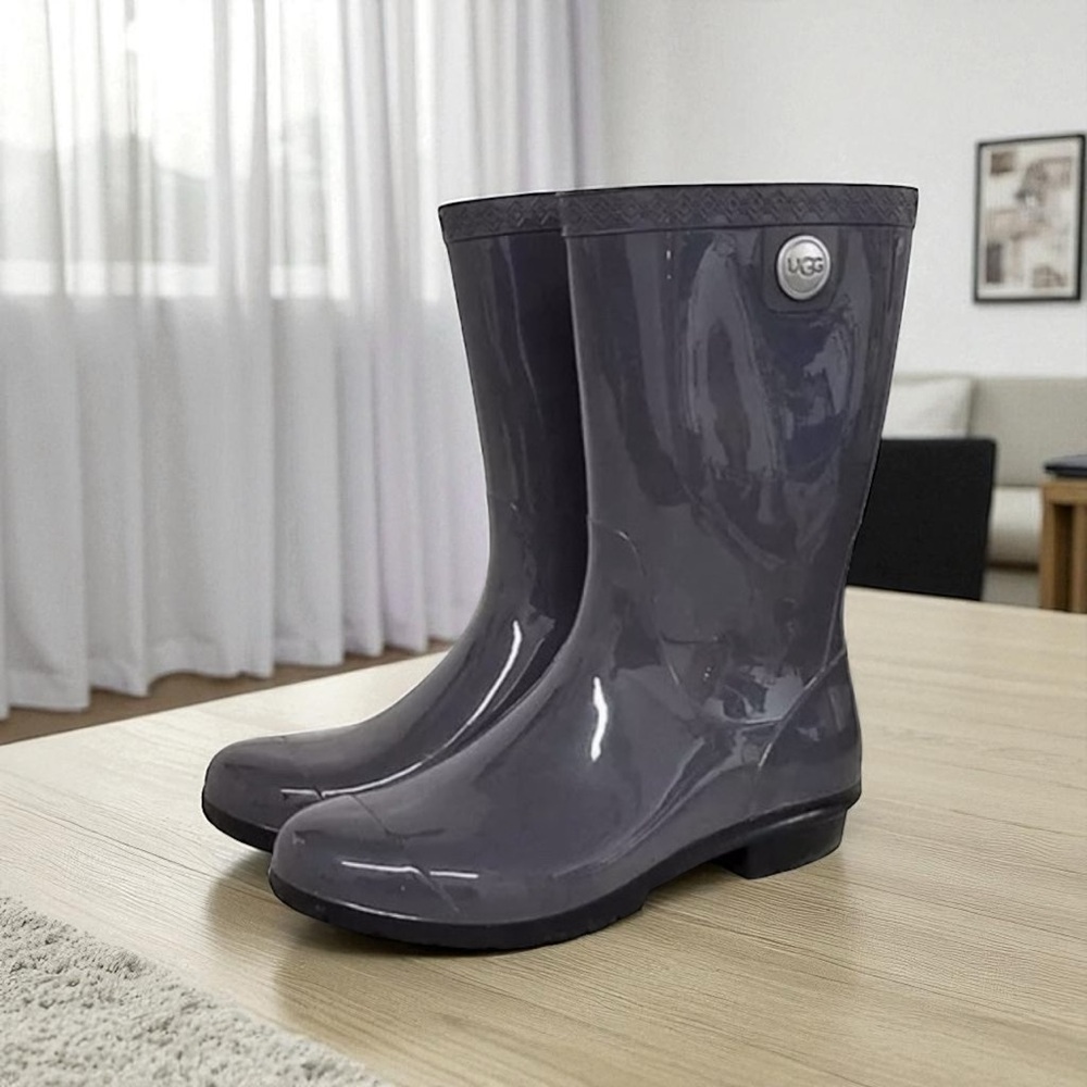 UGG Sienna Short Rain Boots – Women’s Size 6 (EU 37 / UK 4.5)